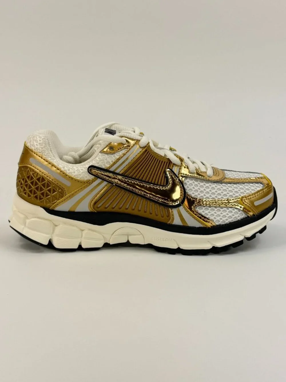 Nike Women's Zoom Vomero 5 'Photon Dust Metallic Gold' HF7723-001 size 5.5